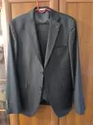 Продается приталенный костюм- тройка на подростка.