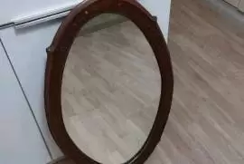 Зеркало в деревянной раме.