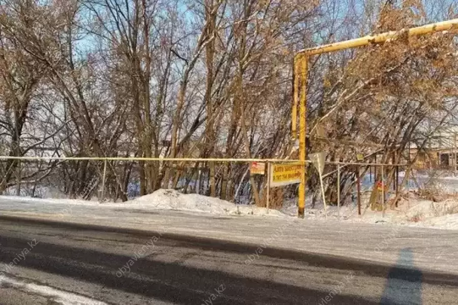 Сдам в аренду угловой участок под коммерцию.