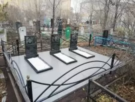 Памятники и надгробия 