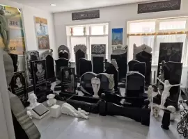 Памятники и надгробия 